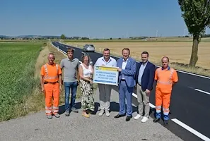 Bürgermeister Michael Zehetner und Landesrat Martin Eichtinger präsentieren Förderplakette in Niederösterreich
