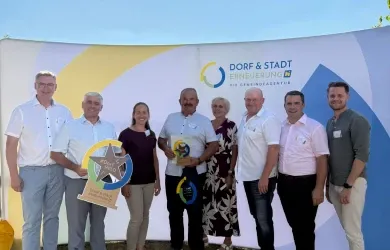 Gruppe mit Auszeichnung im Rahmen der Dorf & Stadt Erneuerung in Niederösterreich