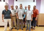 Gruppe von Männern posiert in einem Raum in Wien