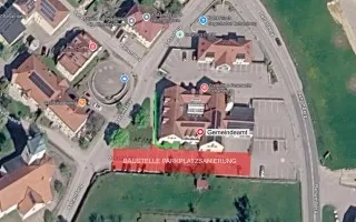 Gemeindeamt in St. Martin im Innkreis mit Baustelle Parkplatzsanierung und umliegenden Gebäuden