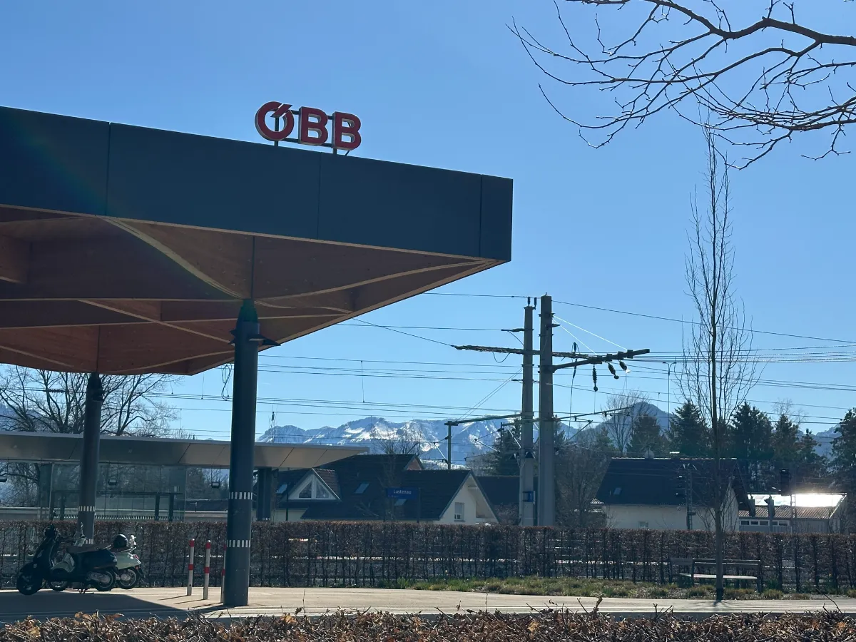 ÖBB-Bahnhof in Lustenau mit Bergkulisse im Hintergrund
