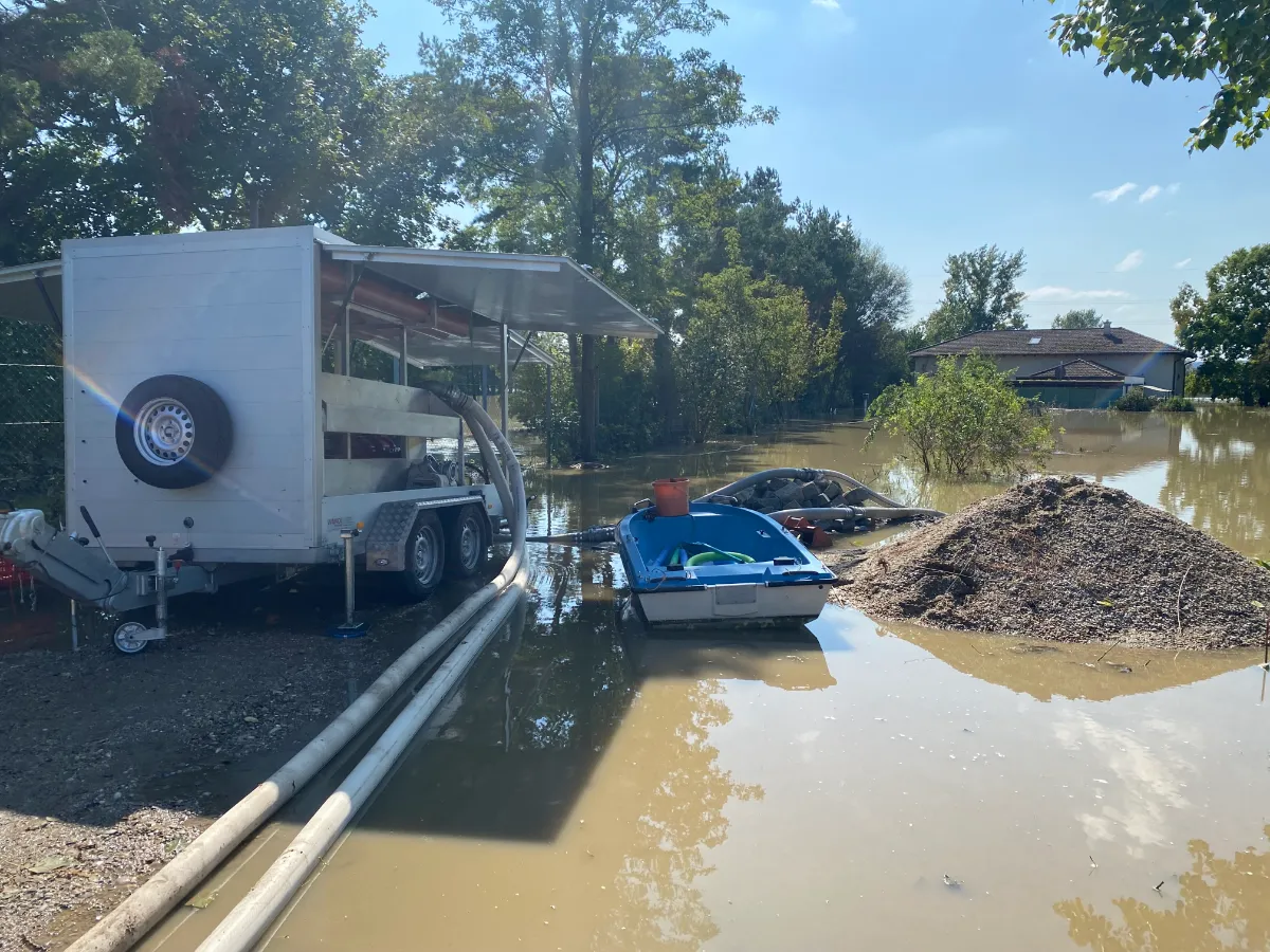 Hochwasser in Österreich: Pumpe und Boot im überschwemmten Gebiet