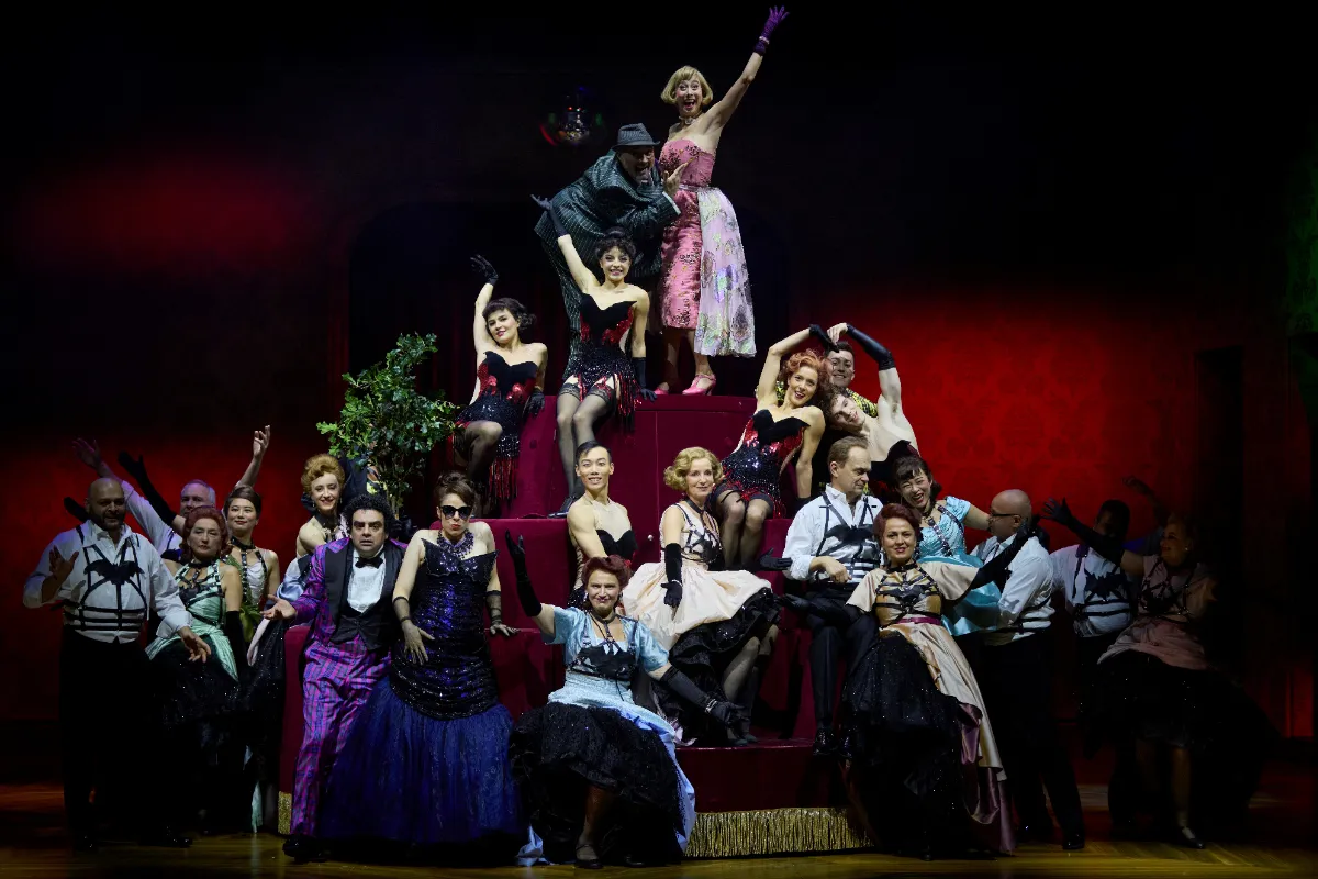 Ensemble bei einer Theateraufführung in Wien