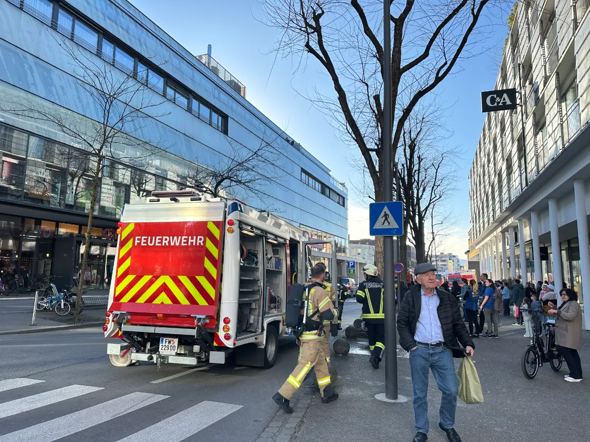 Feuerwehr Dornbirn im Einsatz vor C&A in Dornbirn mit Einsatzfahrzeug und Einsatzkräften