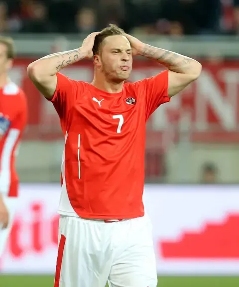Marko Arnautović mit den Händen am Kopf, Spieler der österreichischen Fußballnationalmannschaft