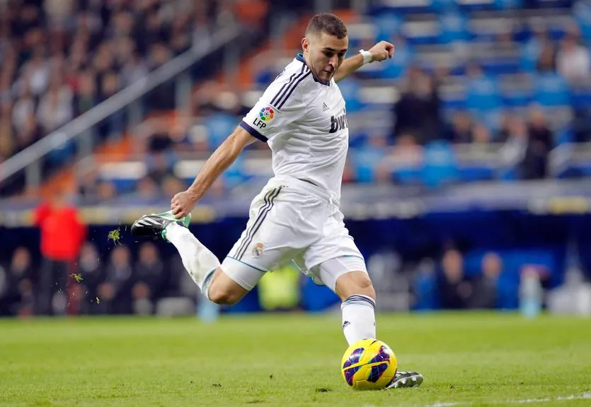 Karim Benzema schießt im Santiago Bernabéu in Madrid einen Ball.