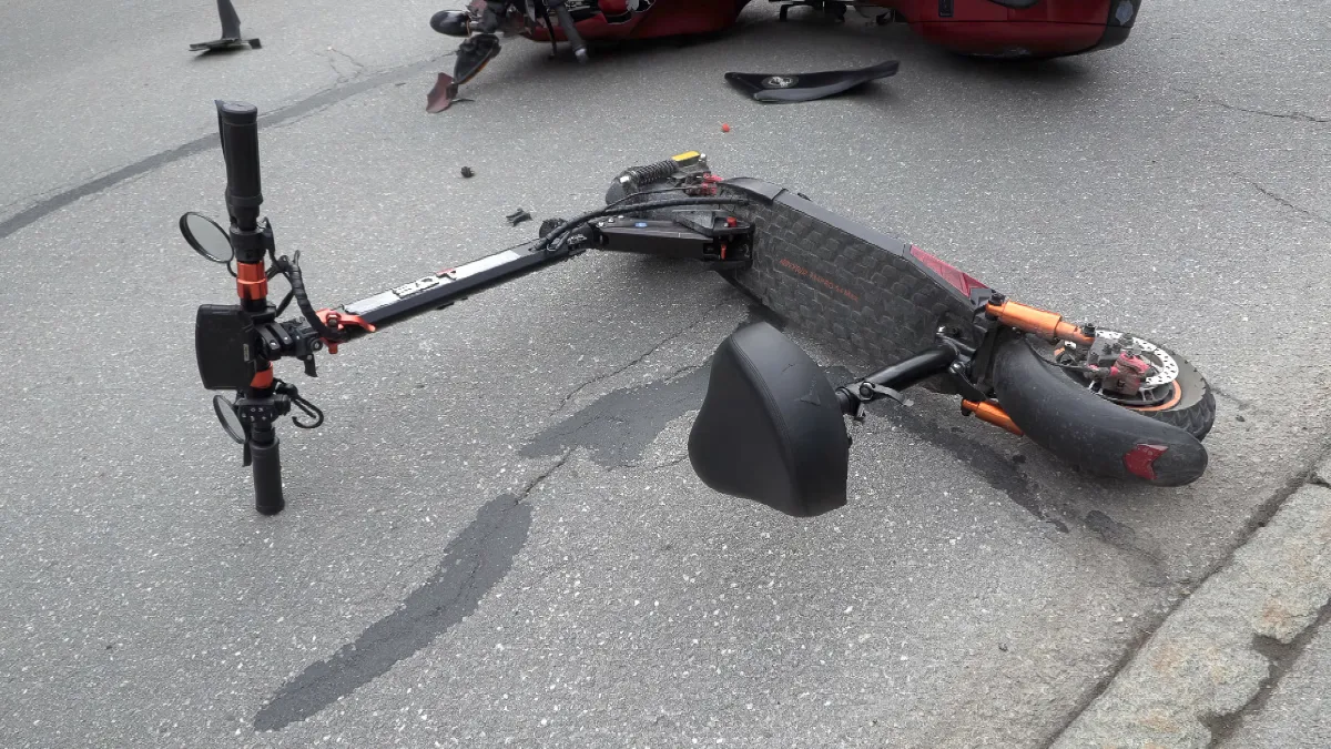 E-Scooter liegt nach Unfall auf der Straße in Wien
