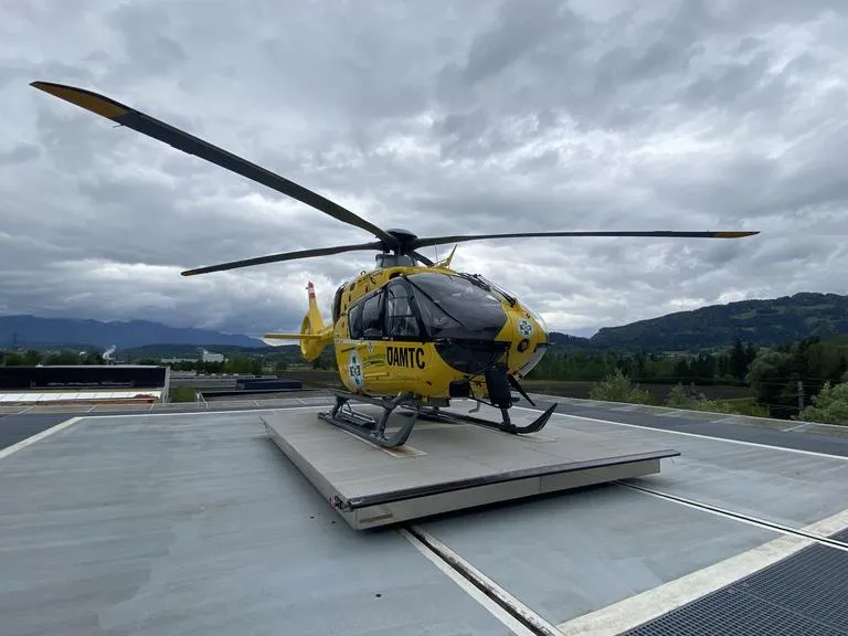 Christophorus 1 Hubschrauber des ÖAMTC auf Heli-Landefläche in Vorarlberg