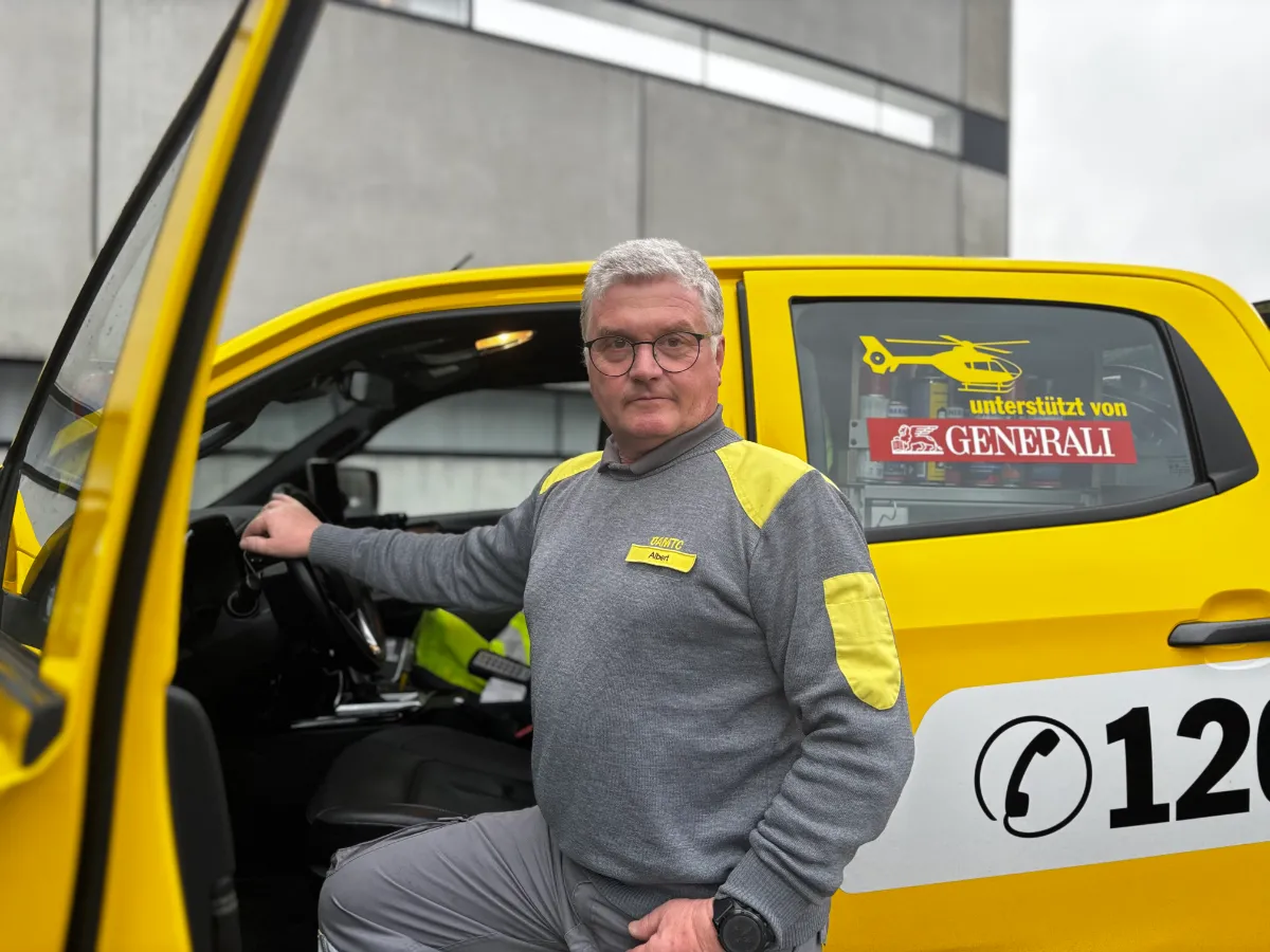 Albert, ÖAMTC-Mitarbeiter, sitzt in einem gelben Pannendienstauto in Österreich.