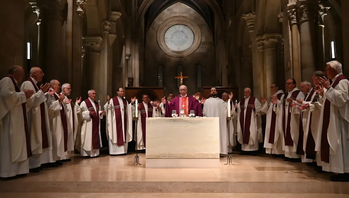 Priester mit Gewändern und Bischof mit violetter Stola stehen vor dem Altar in einer Kirche.