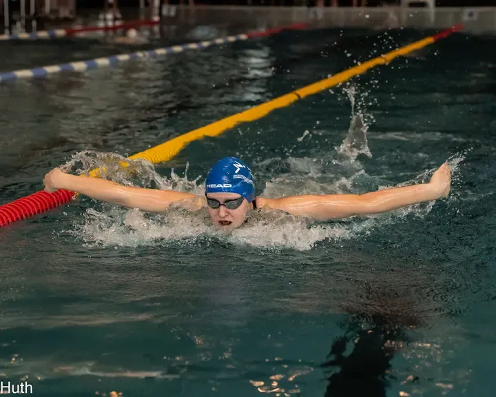 Schwimmerin im Schmetterlingsstil im Becken des Sportzentrums in Linz