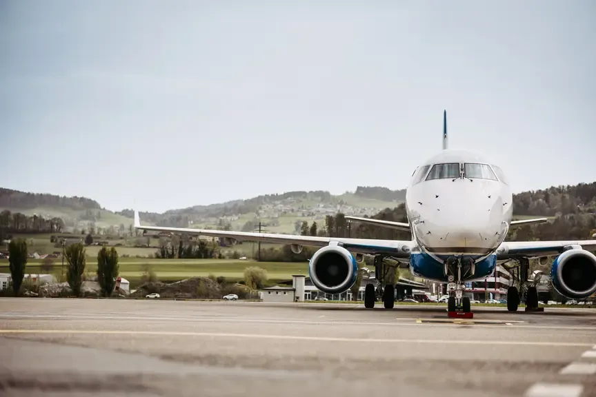 Flugzeug auf Rollfeld mit Bergkulisse im Hintergrund