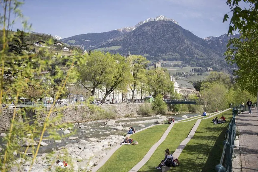Meran: Passerpromenade mit Blick auf die Berge und die Passer