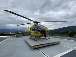 Christophorus 1 Hubschrauber der Flugrettung steht auf einem Landeplatz in Tirol.