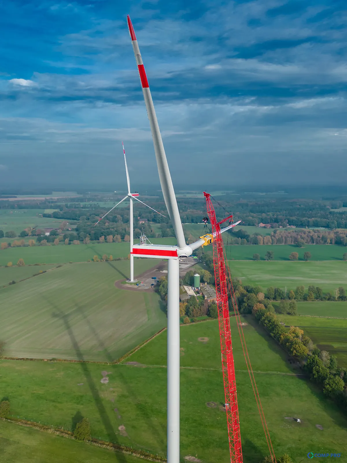 Windradbau mit Kran auf einem Feld in Österreich, Wolkenhimmel