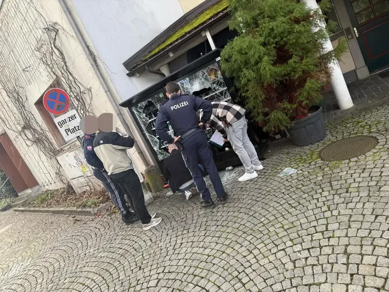 Polizei bei beschädigtem Automaten in Graz, zwei Zeugen und ein Verdächtiger werden befragt.