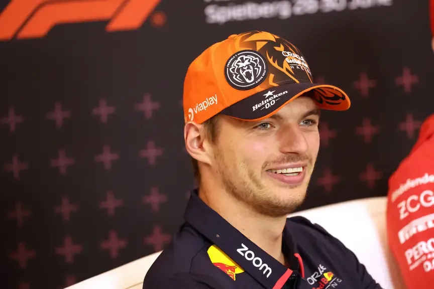 Max Verstappen mit orangener Kappe und Red Bull Racing Polo in Spielberg