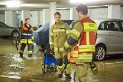 Feuerwehrleute im Einsatz in einer überfluteten Tiefgarage in Wien