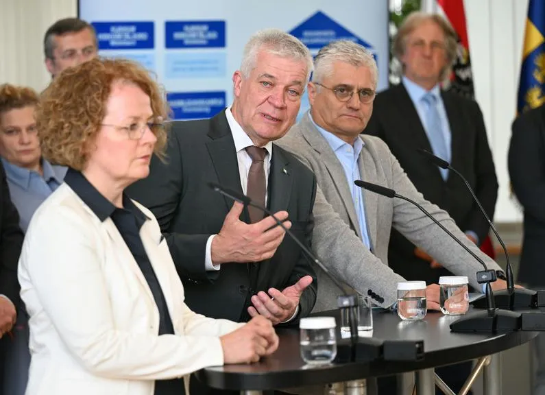 Alma Zadić und Werner Kogler bei einer Pressekonferenz in Wien