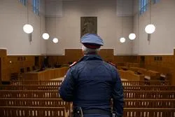 Polizist in Uniform steht im Gerichtssaal in Wien.