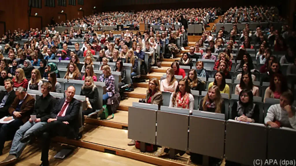 Hörsaal mit vielen Studierenden in einer Vorlesung in Österreich