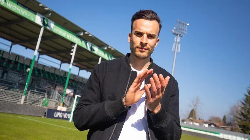 Fußballspieler Raphael Holzinger mit Händen vor dem SKN St. Pölten Stadion