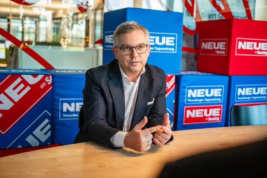 Gerald Bischof, Parteiobmann der SPÖ Steiermark, spricht vor blauen und roten Werbewürfeln der Vorarlberger Nachrichten.