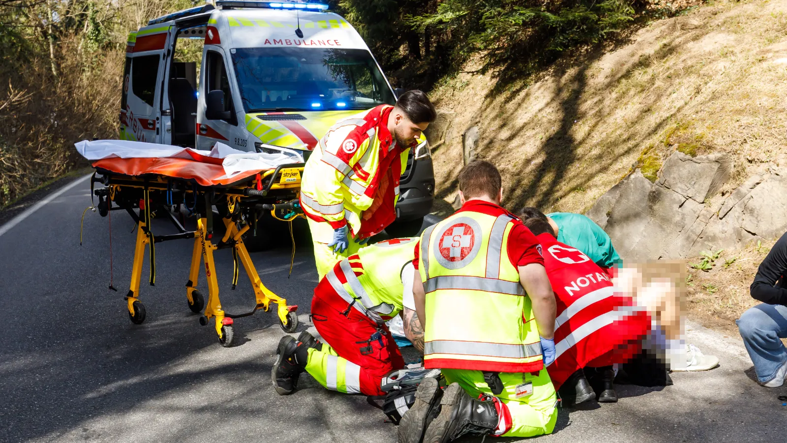 Notarzt-Einsatzfahrzeug des Roten Kreuzes Vorarlberg mit Blaulicht auf einer Straße