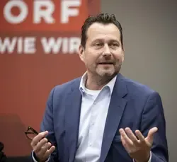 Michael Schickhofer, Landeshauptmann, spricht vor dem ORF-Logo in Kärnten.