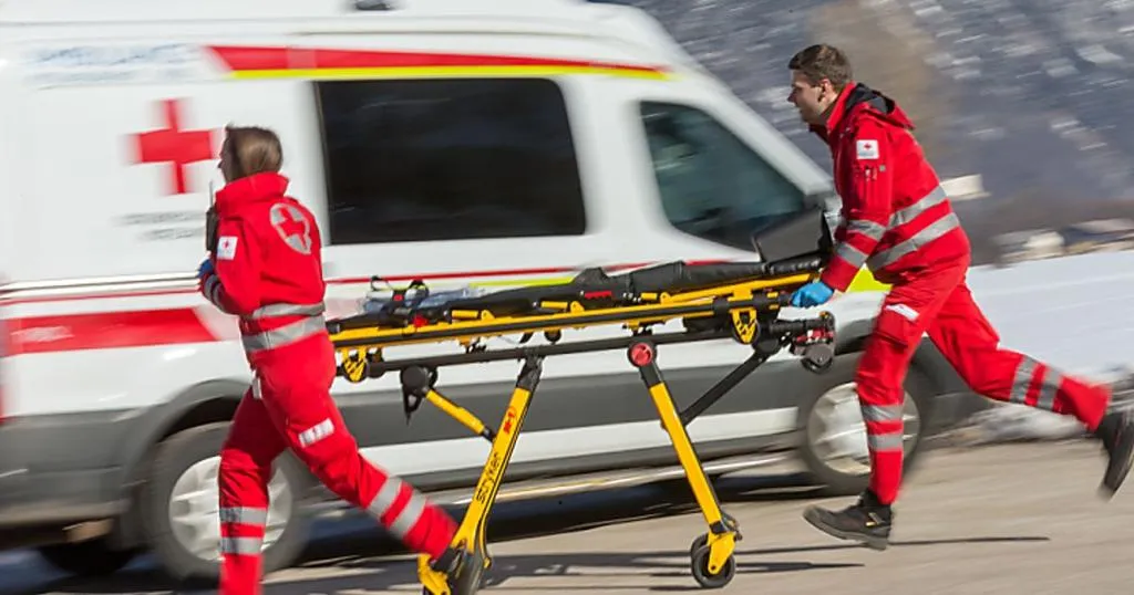 Rotes Kreuz Rettungssanitäter mit Trage und Rettungswagen im Einsatz