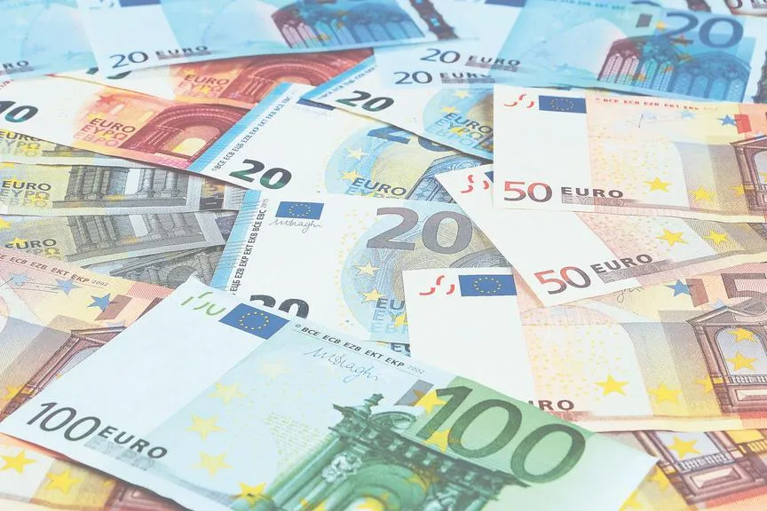 Euro-Banknoten zu 100, 50 und 20 Euro liegen übereinander.