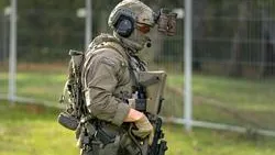 Spezialeinheit-Beamter in voller Montur mit Ausrüstung und Helm im Einsatz in Österreich.