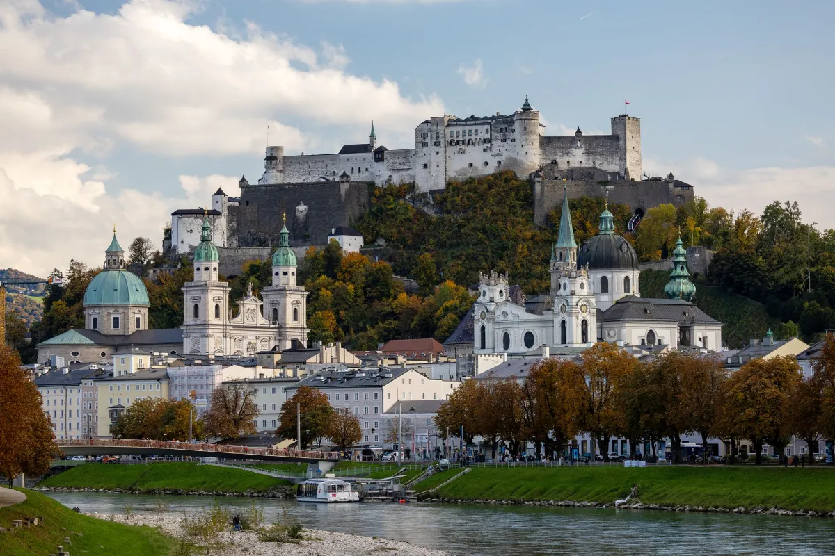Salzburg: Festung Hohensalzburg und Salzburger Dom mit Salzach im Vordergrund