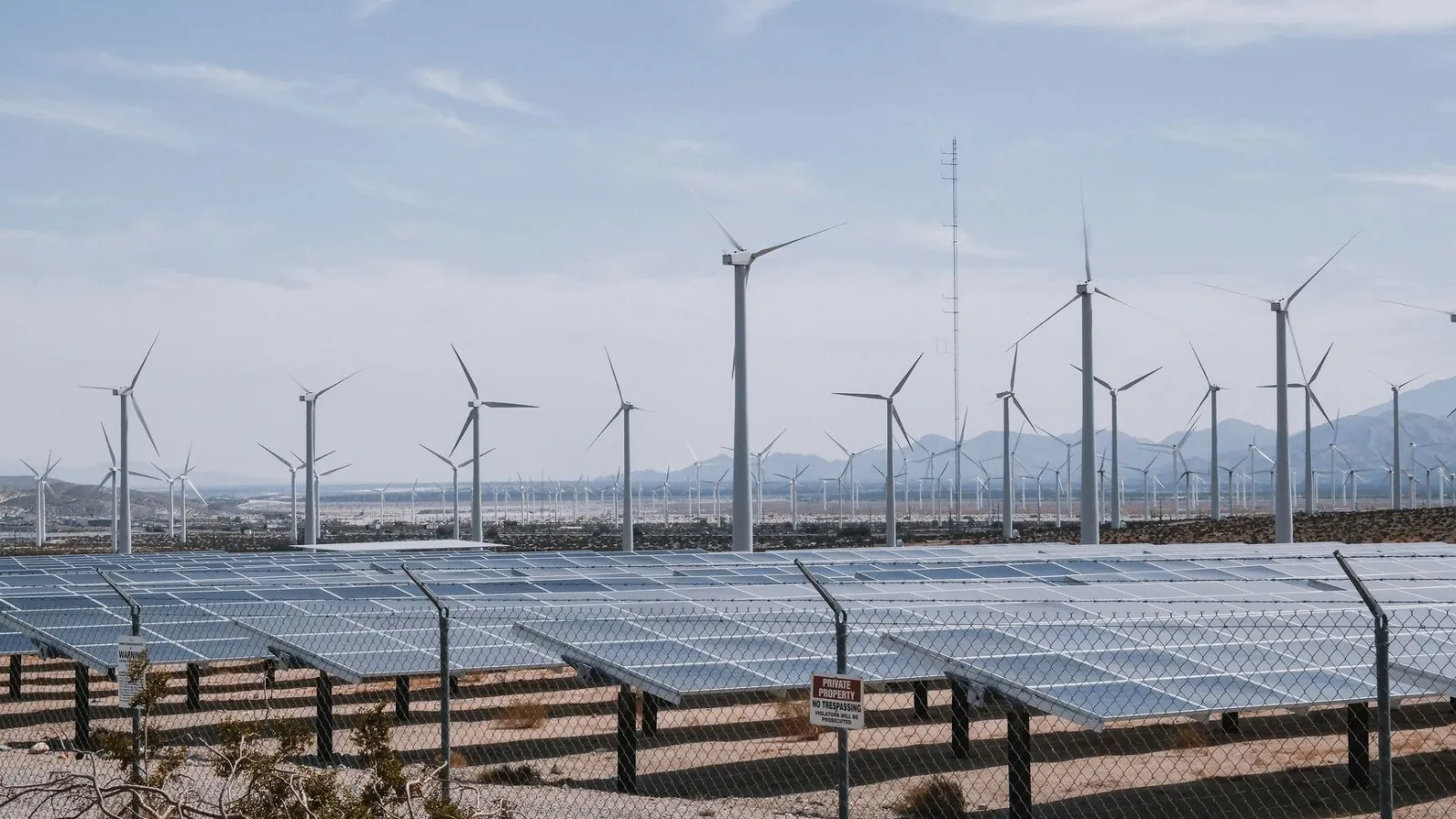 Windräder und Solaranlagen in der Wüste bei Palmdale, Kalifornien.