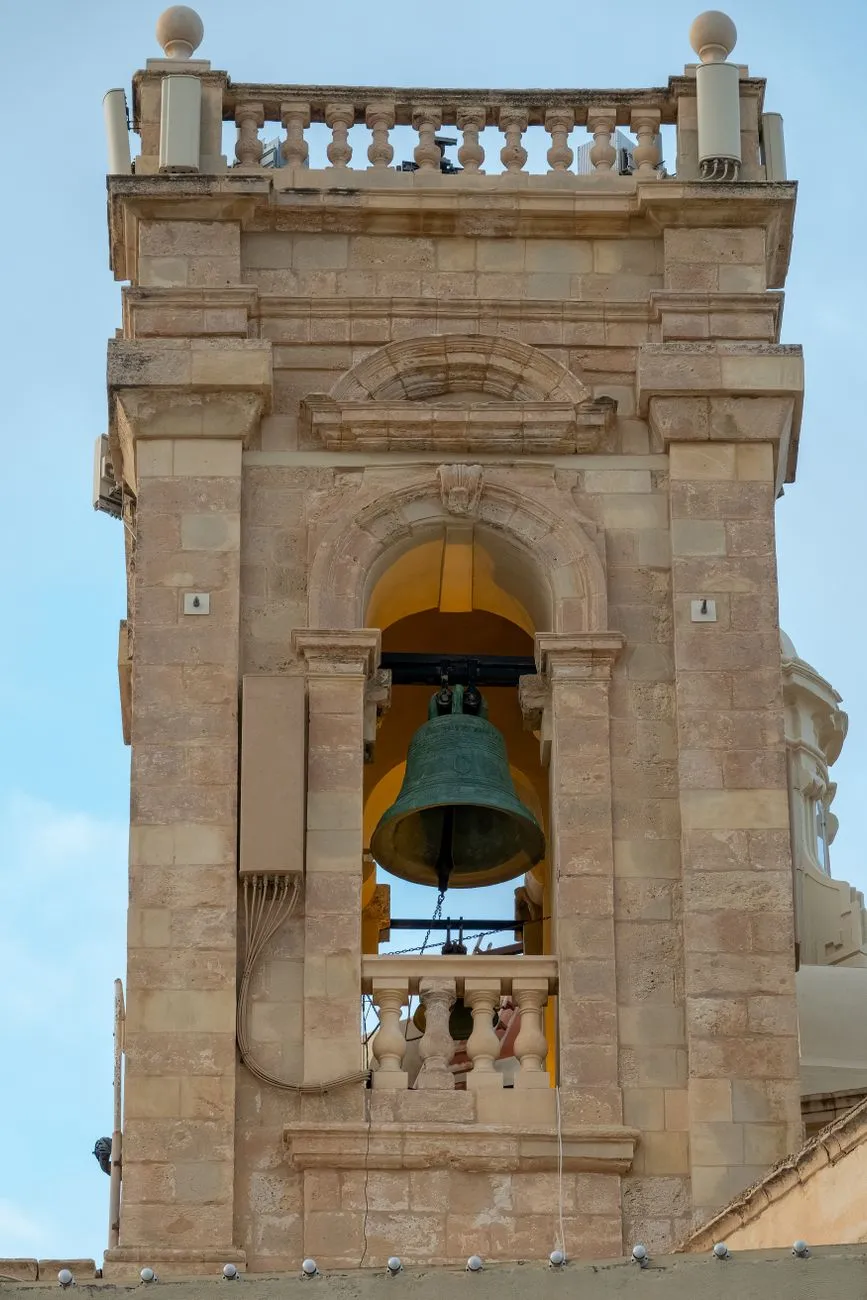 Glockenturm mit Bronzeglocke in Valletta