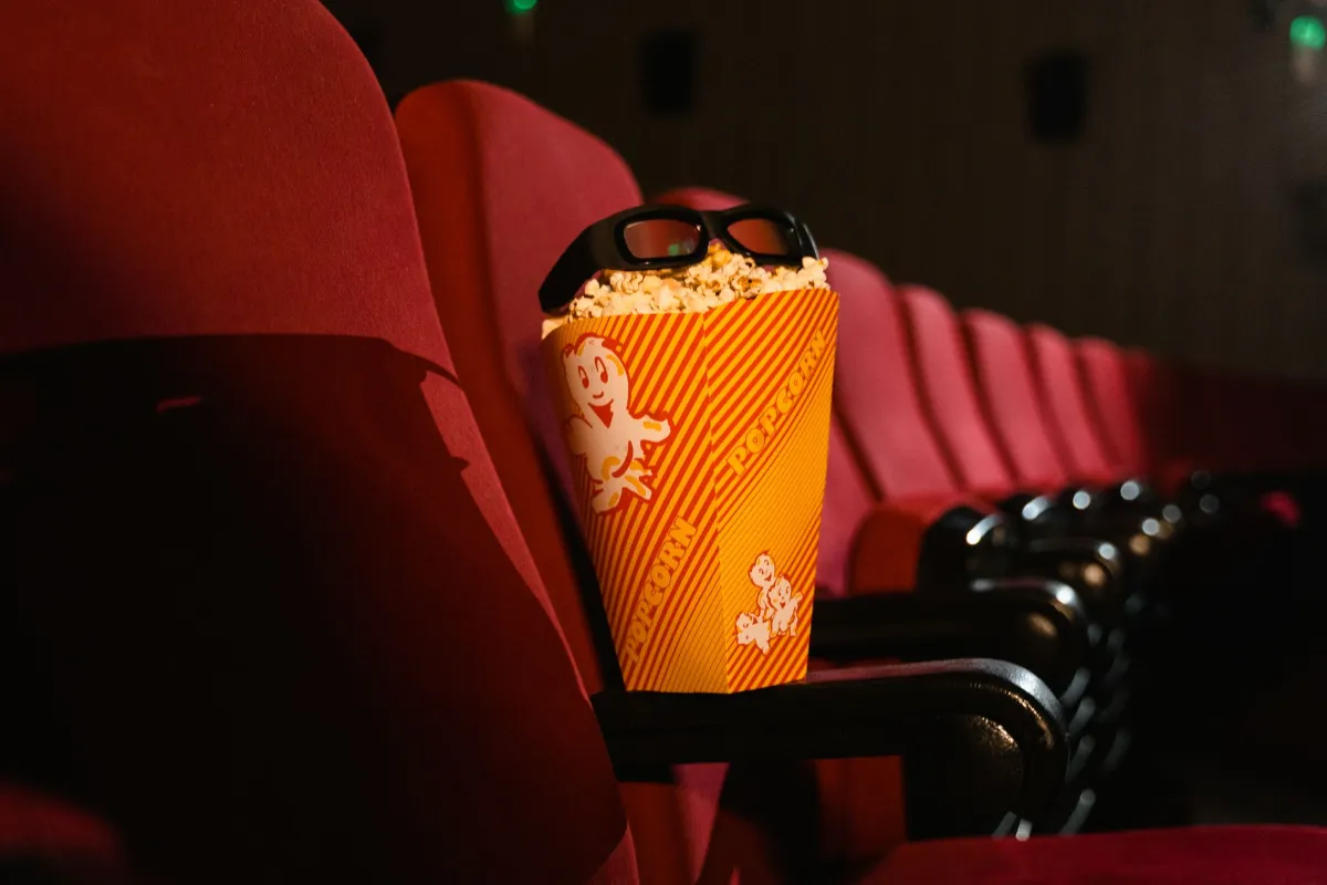 Popcorntüte mit 3D-Brille auf rotem Kinosessel in Wien