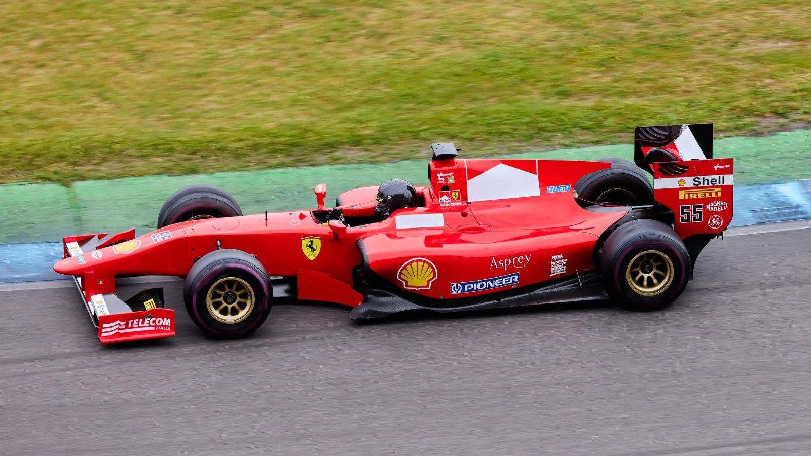 Formel-1-Ferrari mit Pilot Sebastian Vettel auf der Rennstrecke von Monza