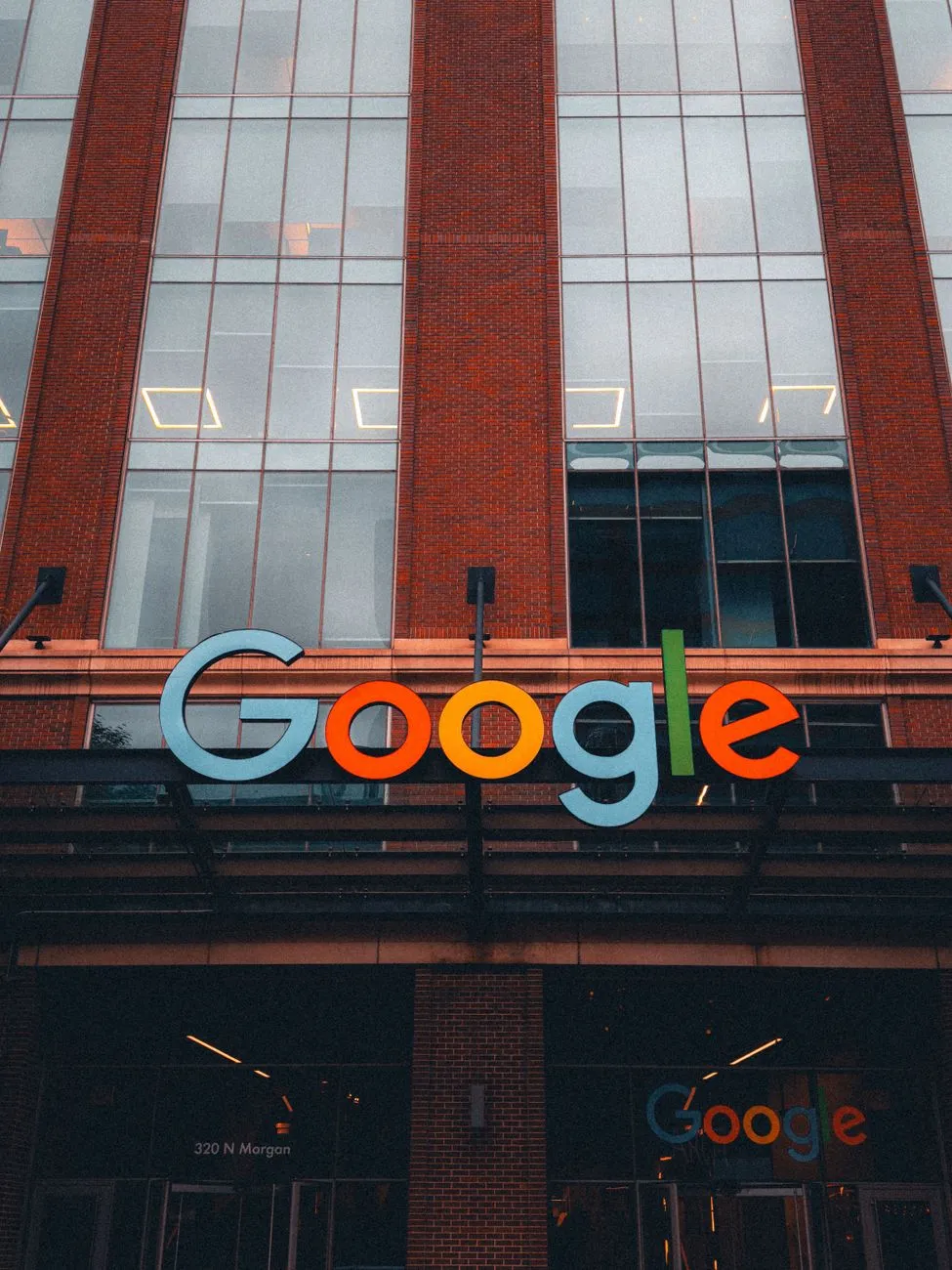 Google-Logo am Gebäude in 320 N Morgan, Chicago