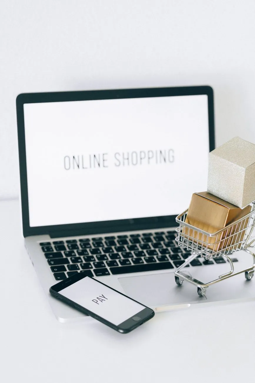 Online Shopping: Laptop, Smartphone mit "PAY" und Einkaufswagen mit Paketen