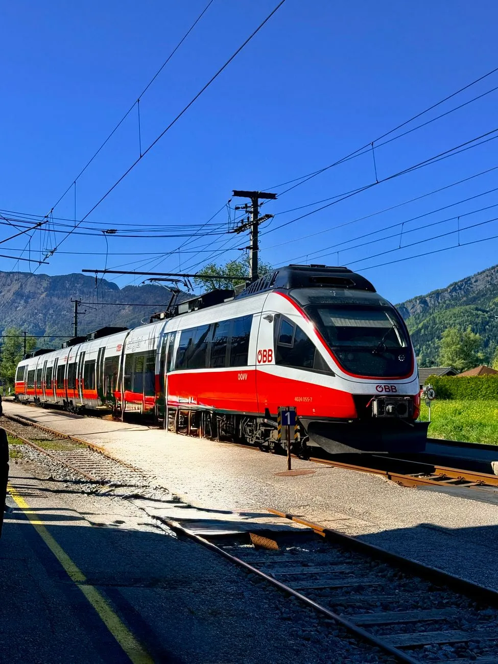 ÖBB Talent 3 Triebzug auf Bahngleisen vor Bergkulisse in Österreich