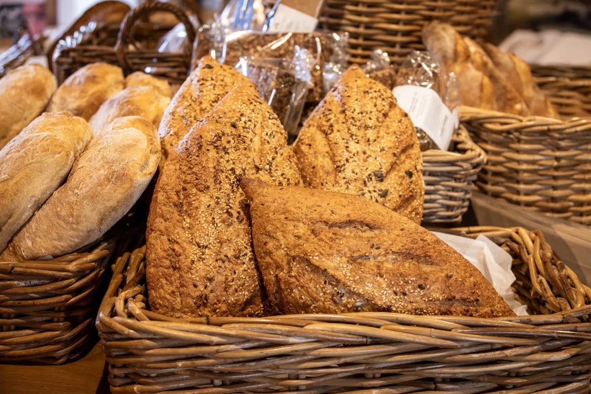 Brote im Korb: Verschiedene Brotsorten mit Körnern und Baguettes in einem Korbarrangement