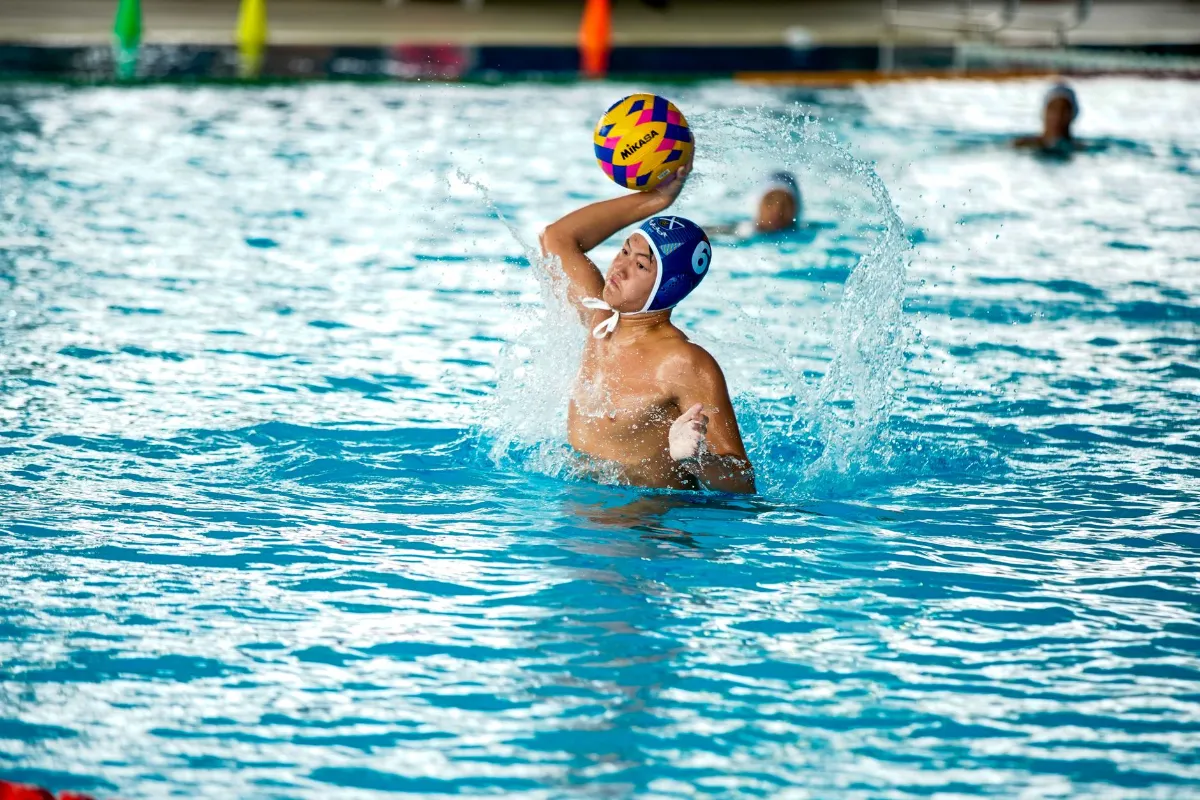 Wasserballspieler wirft Ball in Schwimmbecken in Österreich