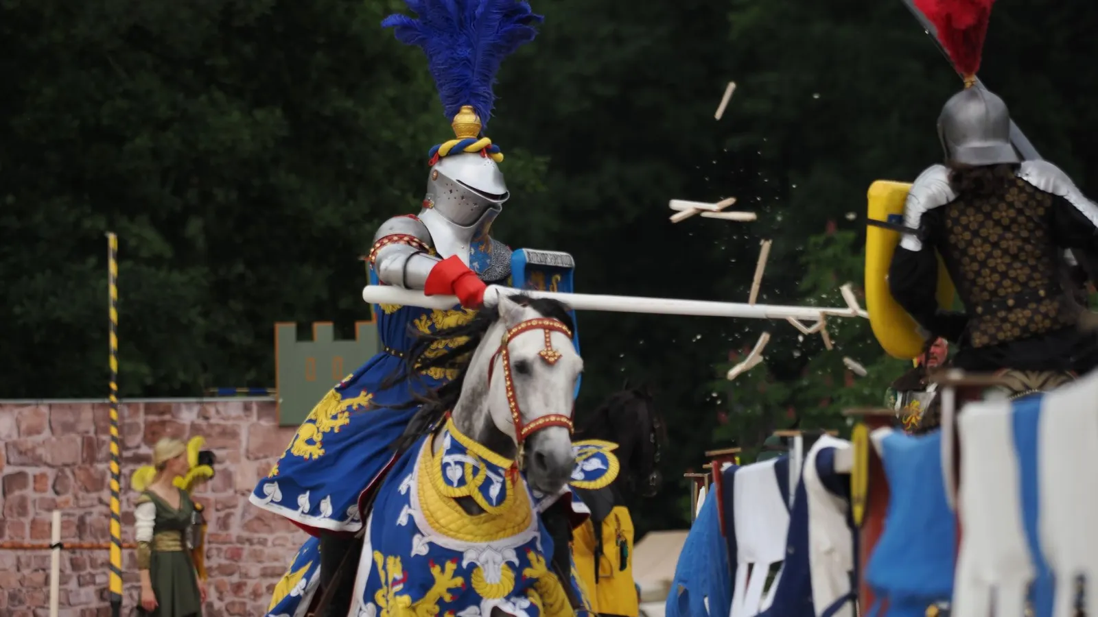 Ritter im Turnier mit Lanzen auf Pferden, bei einem Mittelalterfest in Österreich.