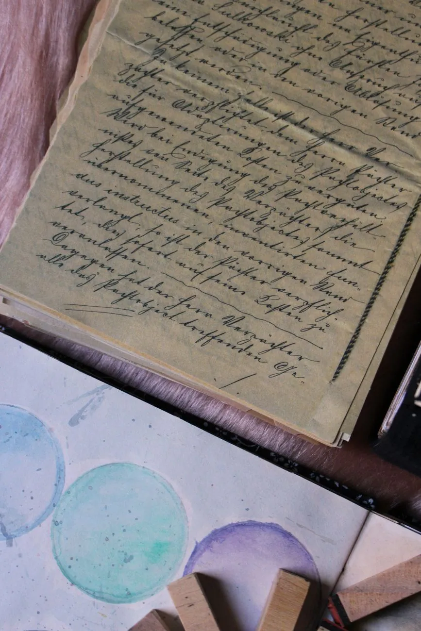 Altes Dokument mit handschriftlicher Kalligraphie und Aquarellkreisen