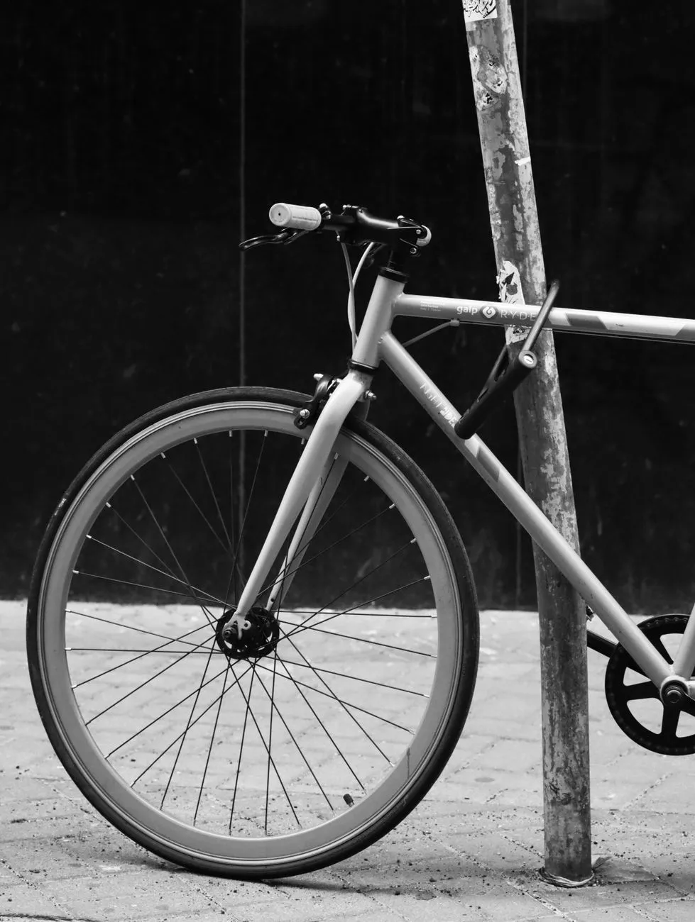 Fahrrad mit Schloss an Laterne in Wien abgestellt