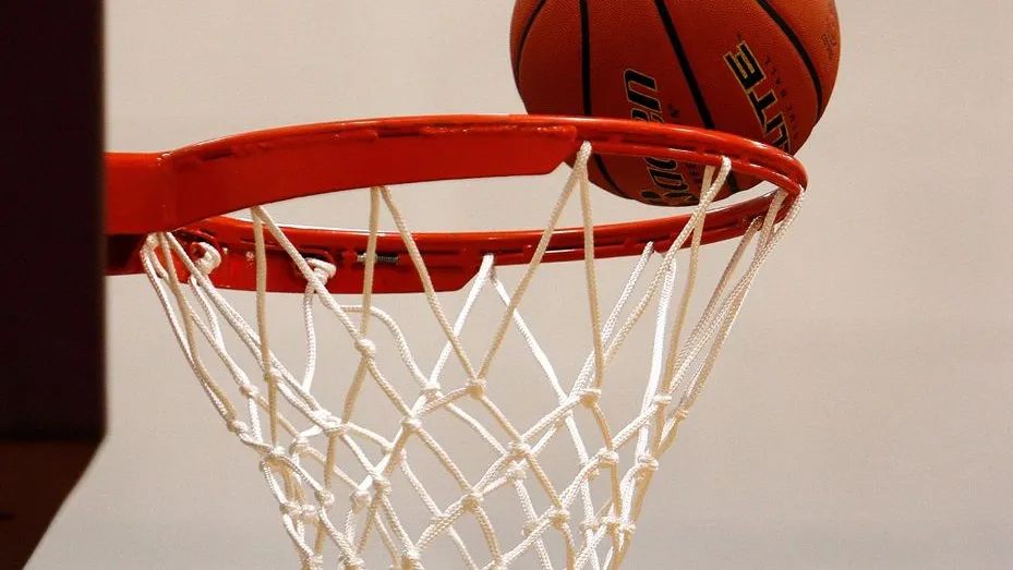 Basketball fliegt in den Korb im Sportzentrum.