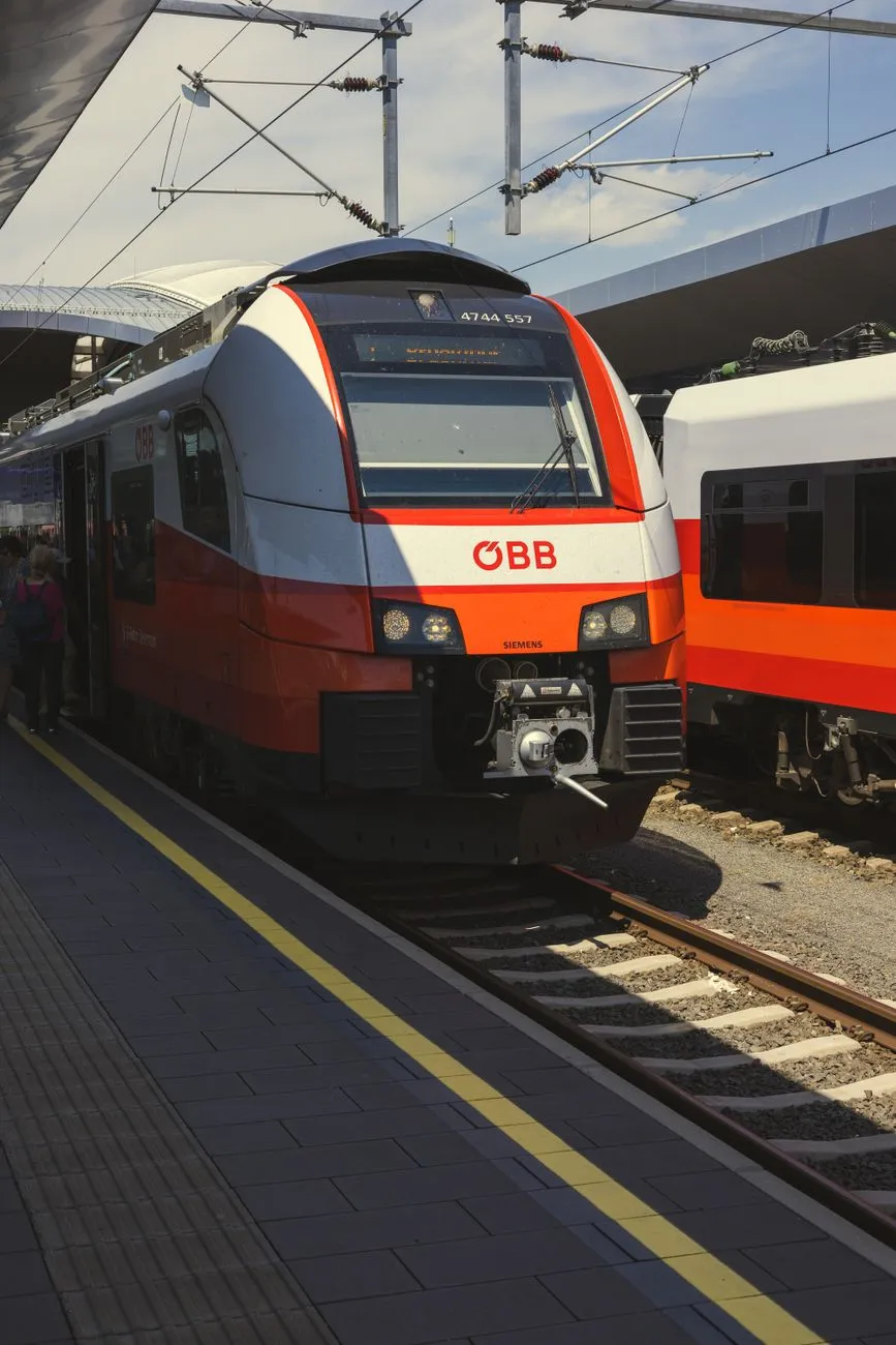 ÖBB-Zug 4744 557 mit Siemens-Lokomotive steht am Bahnsteig in Wien Meidling