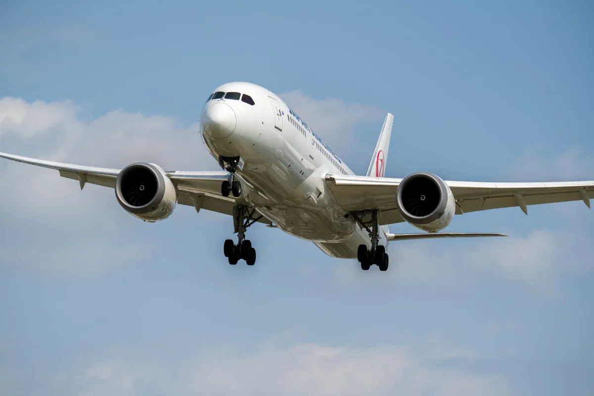 Flugzeug der Japan Airlines hebt vom Flughafen ab.