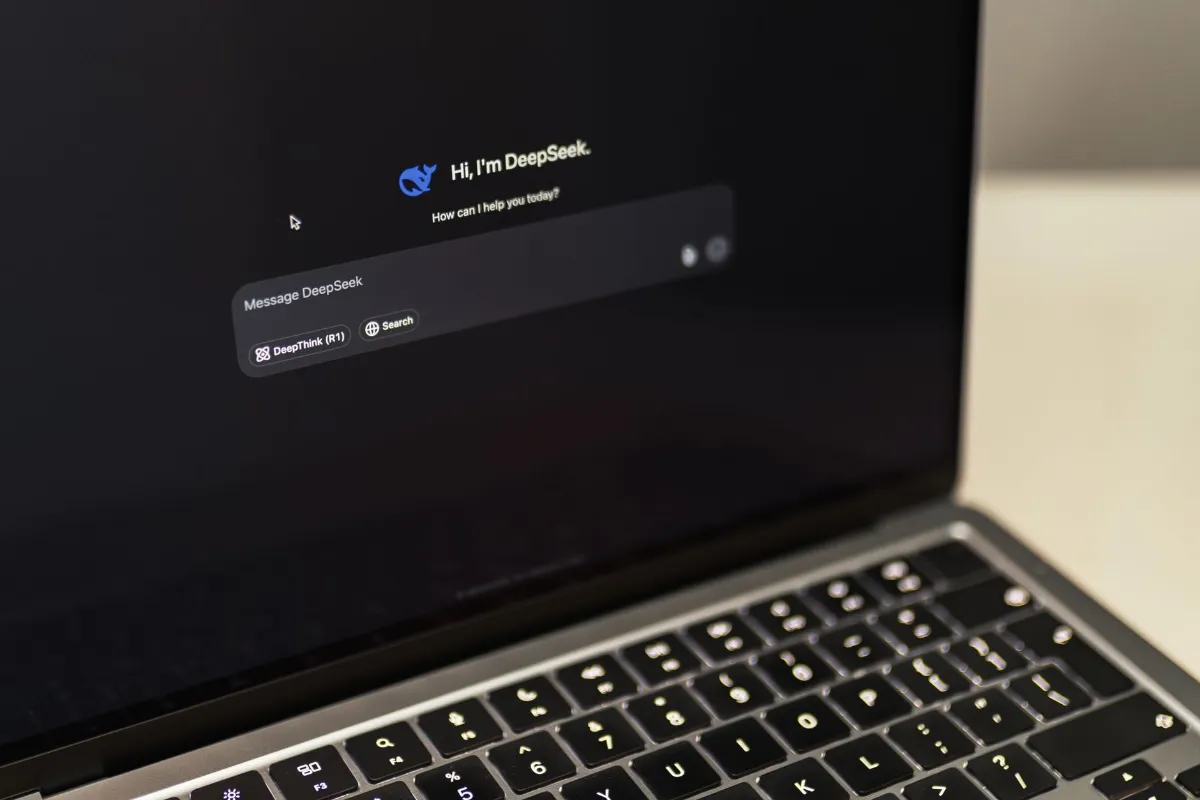 DeepSeek KI-Chatbot auf einem Laptop mit beleuchteter Tastatur in Österreich.