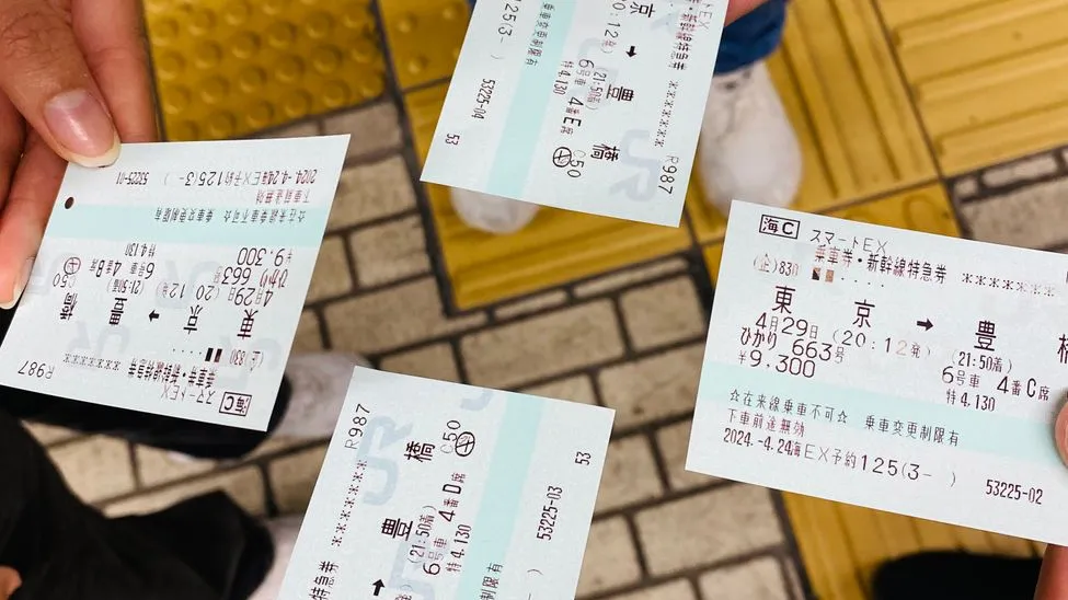 Zugtickets Japan, Hände halten Fahrkarten, Tokyo, Yuzawa, Shinkansen, Smart EX